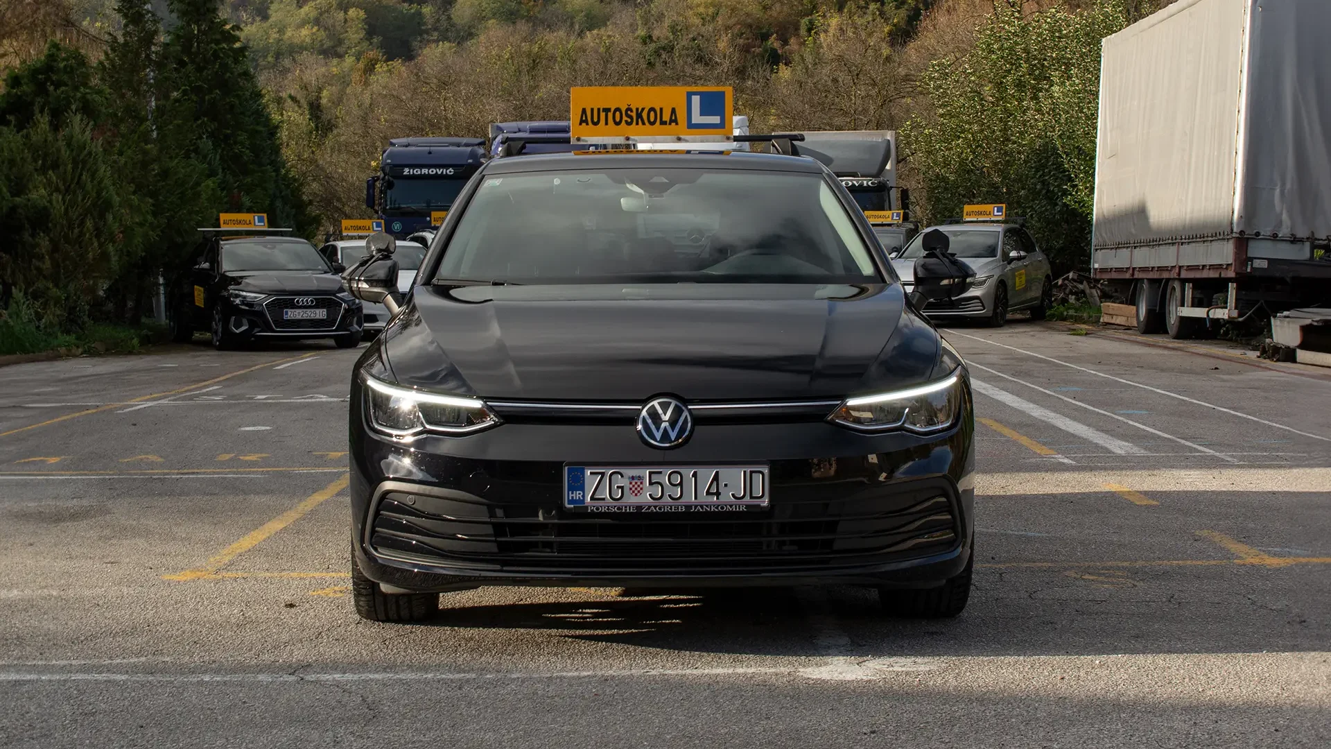 vw-golf8-crni-front