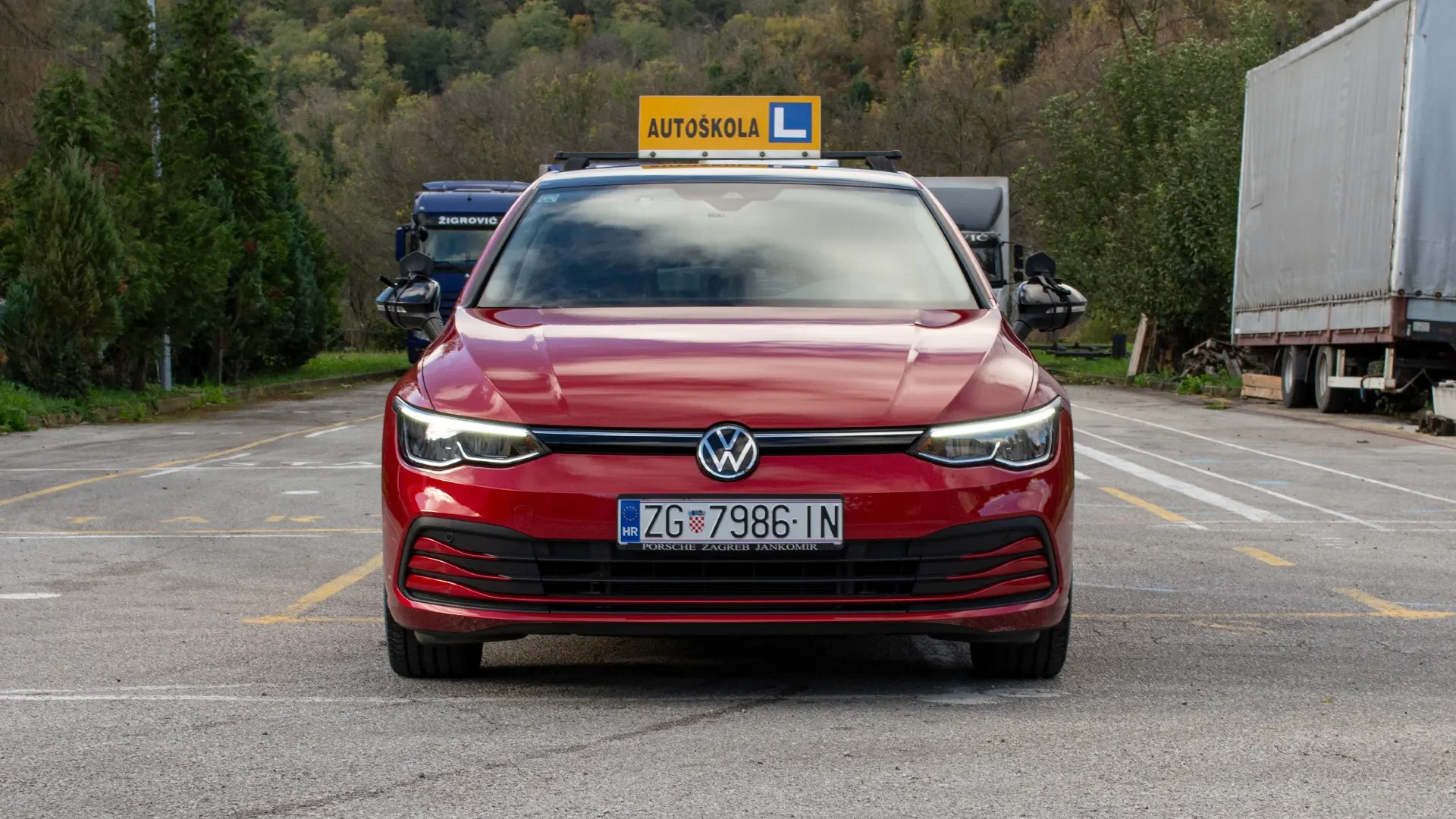 vw-golf8-crveni-front